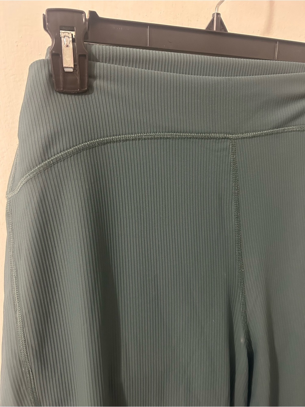 Old Navy • Ribbed Extra High-Rise Super Flare Active Leggings - Picture 4 of 4